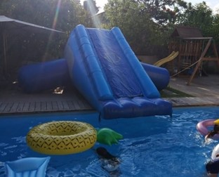 מגלשת מים כחולה לבריכה